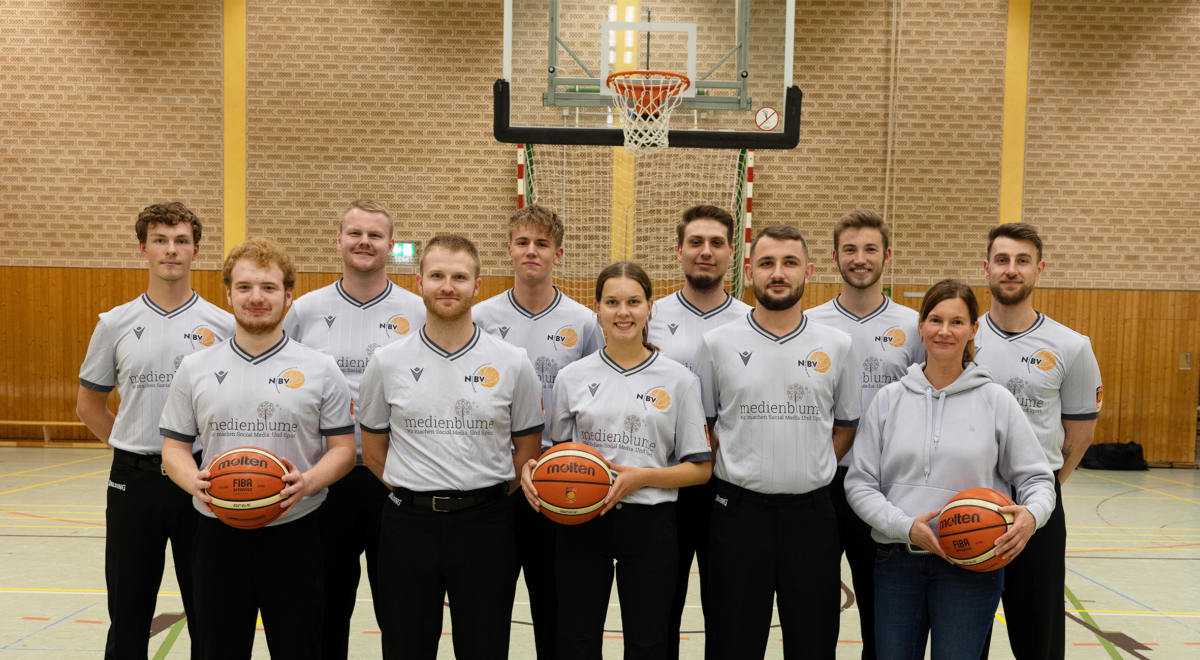 Die Schiedsrichter der Basketballabteilung mit ihrer Sponsoren der neuen Shirts